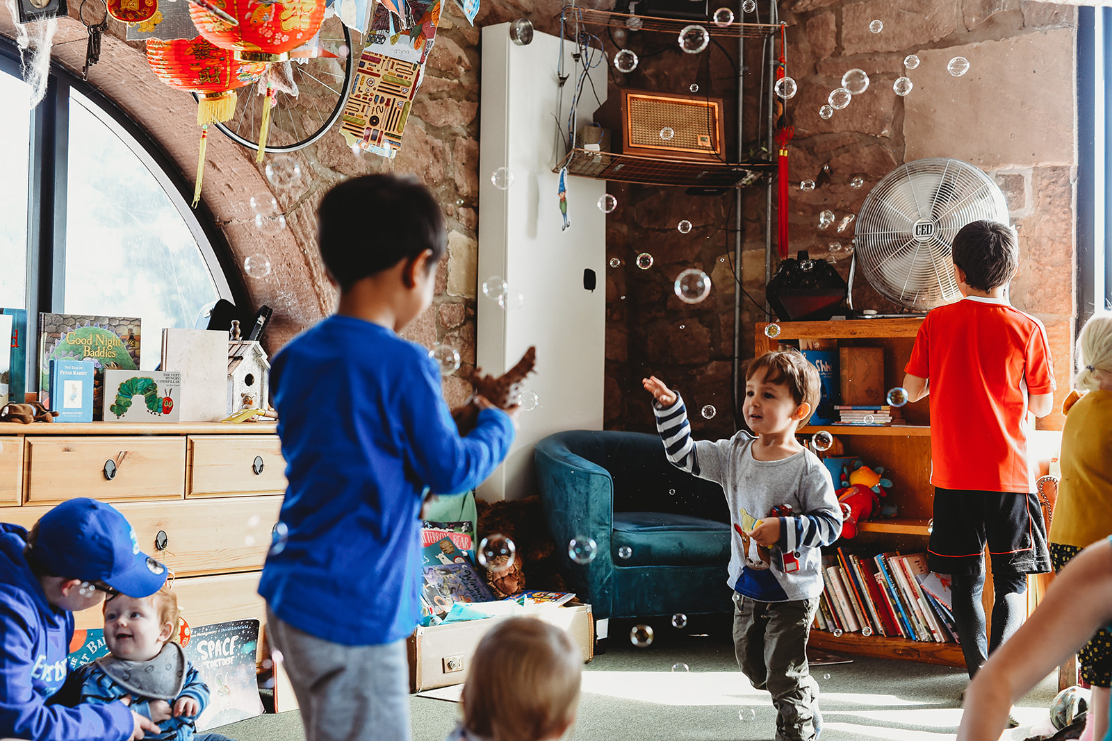 children playing inside the storybarn with bubbles