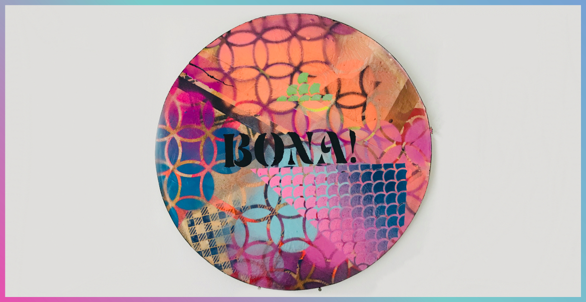A circular art sculpture with coloruful patterns and text "BONA!"